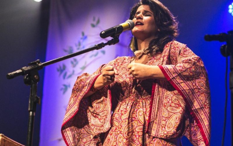 Estela Ceregatti inicia segunda fase da turnê “Canteiro” com shows pelo país