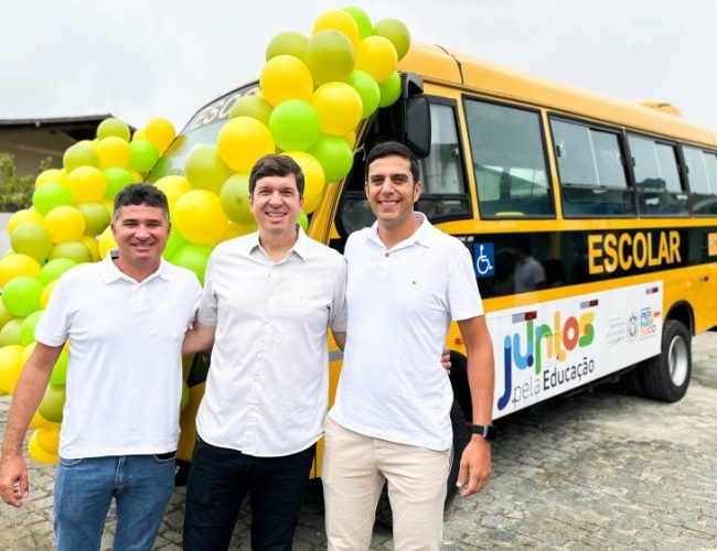 Joãozinho Tenório entrega novo ônibus escolar e reforça educação em São Joaquim do Monte