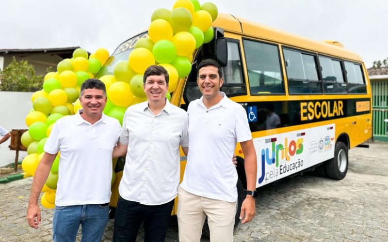 Joãozinho Tenório entrega novo ônibus escolar e reforça educação em São Joaquim do Monte