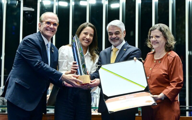 Senado Federal concede comenda a Raquel Lyra por avanços na alfabetização infantil em Pernambuco