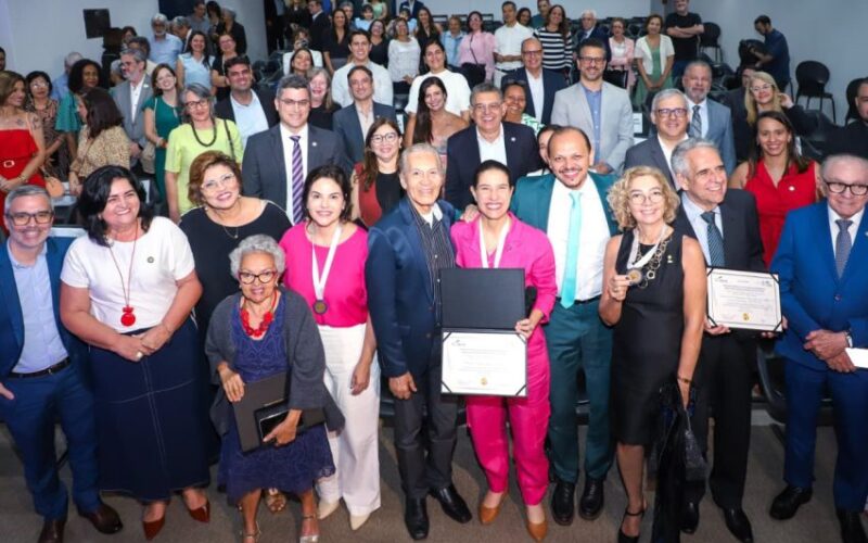 Governadora Raquel Lyra e vice Priscila Krause recebem Medalha Paulo Freire por destaque na educação de Pernambuco