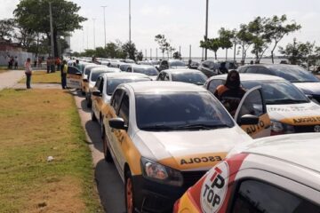 CFCs de Pernambuco realizam protesto pacífico em defesa da formação de condutores