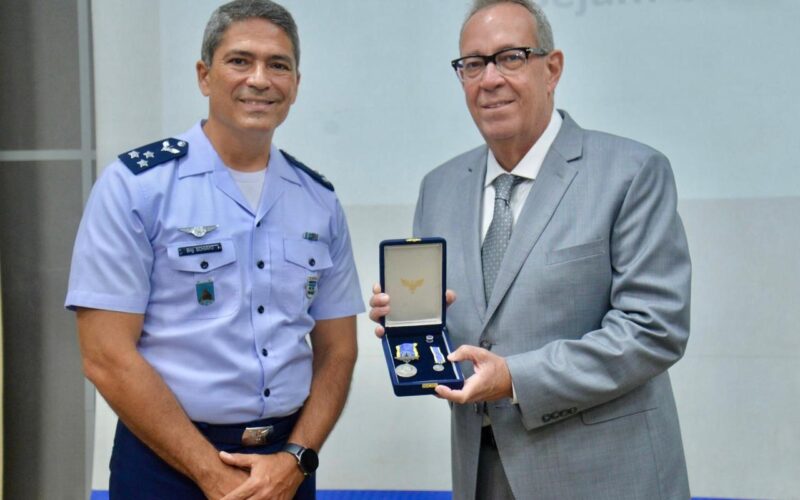 Álvaro Porto é condecorado com a Medalha Mérito Santos-Dumont pelo II COMAR