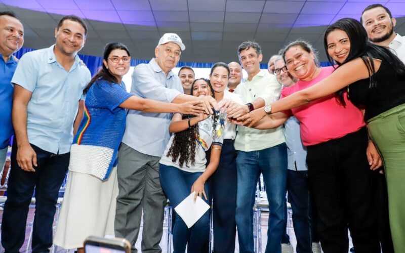 Governo de Pernambuco reforça transporte escolar em Paulista com entrega de cinco novos ônibus