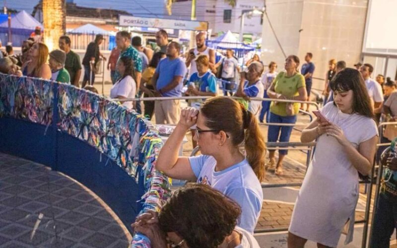 Débora Almeida participa de celebração religiosa no Morro da Conceição