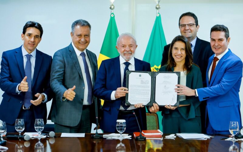 Governadora Raquel Lyra assina acordo com presidente Lula para viabilizar reestruturação do Metrô do Recife