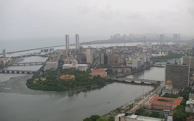 Chuvas no Carnaval transformam Recife em rio e ampliam críticas à Prefeitura