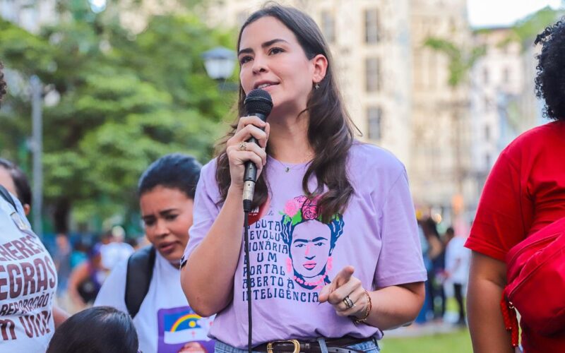Maria Arraes destaca projeto que prevê R$ 5 bilhões para combate à violência contra a mulher durante ato no Recife