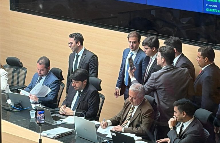 Oposição protocola “CPI do Fura-Fila” na Câmara do Recife após alcançar 13ª assinatura