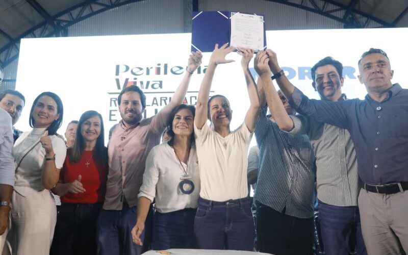 Raquel Lyra entrega 700 títulos de propriedade e anuncia obras de água e creche em Vitória de Santo Antão