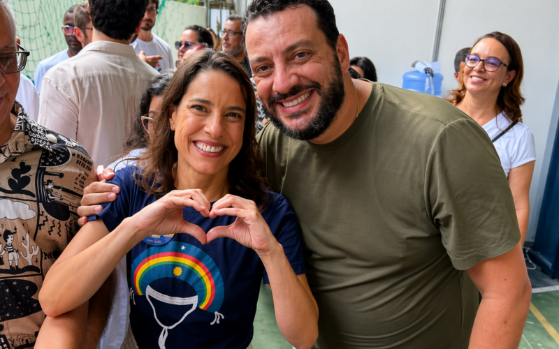 Robson Ouro Preto acompanha Raquel Lyra durante Feira da Cidadania na Macaxeira, no Recife