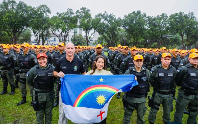 Governadora Raquel Lyra entrega mais de 2 mil novos policiais militares para reforçar segurança no Grande Recife