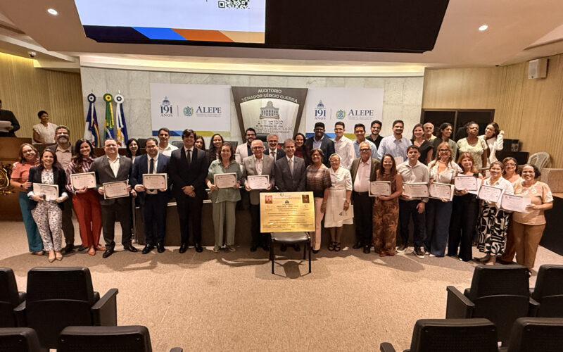 Feitosa homenageia programa de transplante cardíaco do PROCAPE/UPE em sessão solene na ALEPE